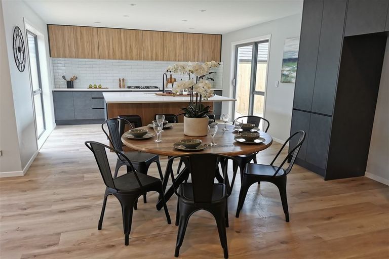 Photo of property in 33 Lumbarda Drive, Kumeu, 0810