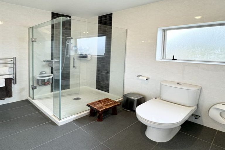 Photo of property in 2/63 Pupuke Road, Birkenhead, Auckland, 0627