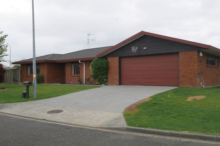 Photo of property in 4 Glen Loch Place, Paraparaumu, 5032