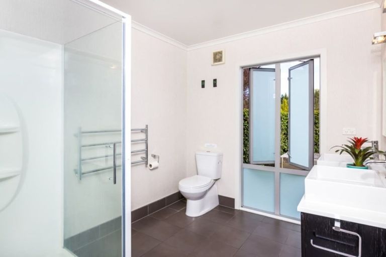 Photo of property in 27 Loch Views Road, Acacia Bay, Taupo, 3385