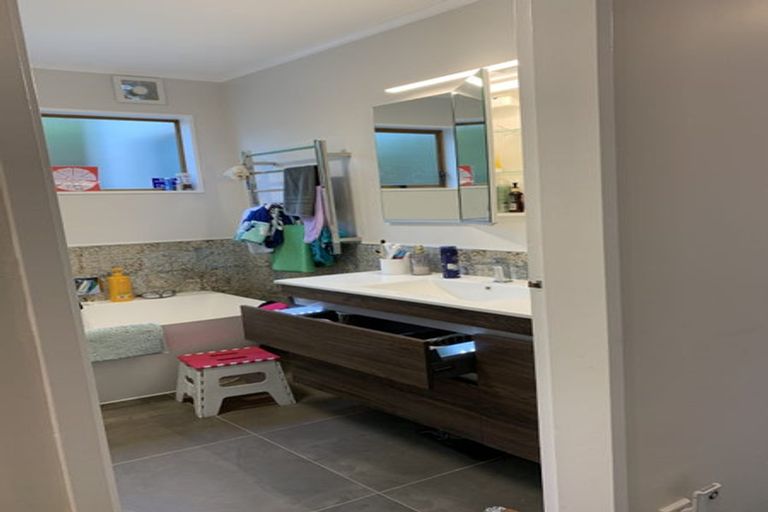 Photo of property in 27 Paddington Grove, Karori, Wellington, 6012