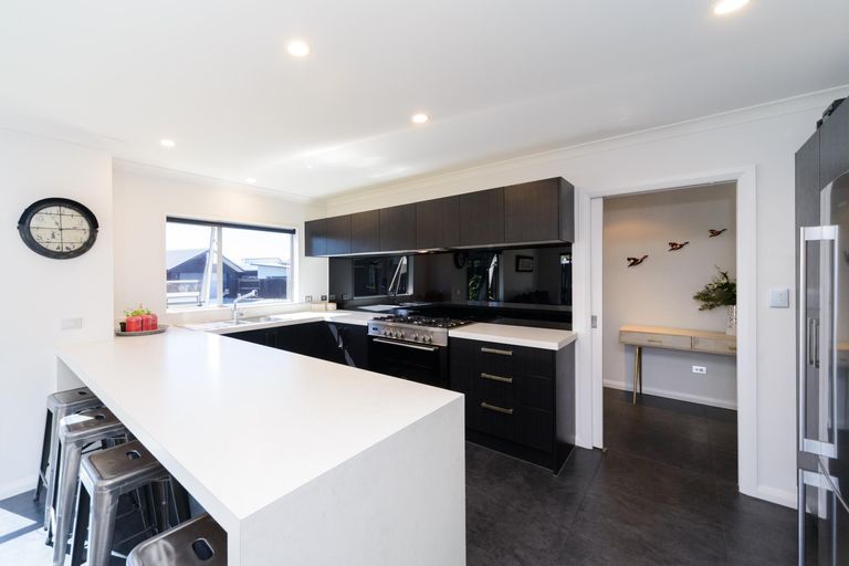 Photo of property in 6 D'urville Place, Kelvin Grove, Palmerston North, 4414