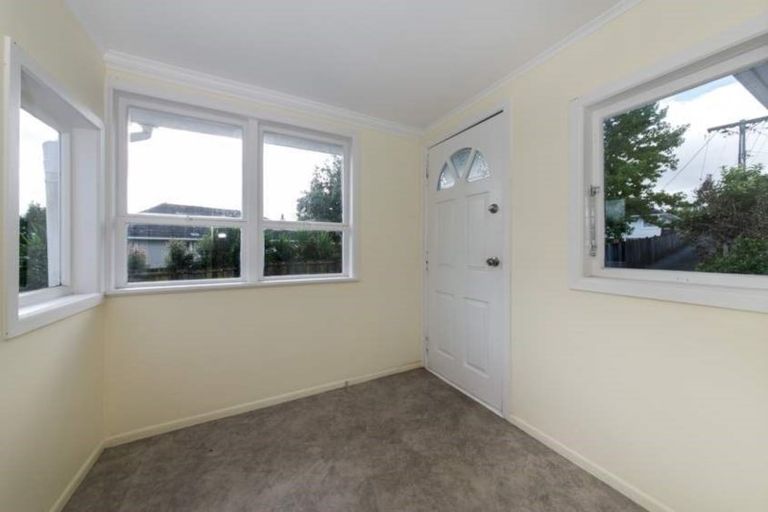 Photo of property in 17 Alma Street, Te Atatu South, Auckland, 0610