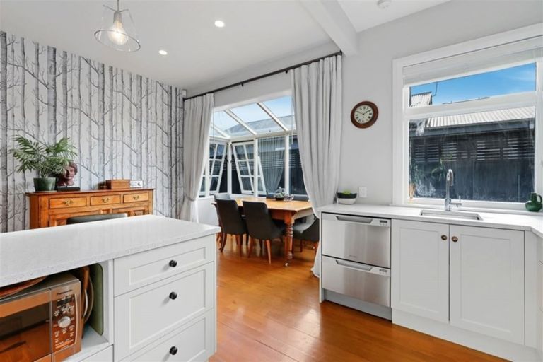 Photo of property in 33 Ngaio Street, Saint Martins, Christchurch, 8022