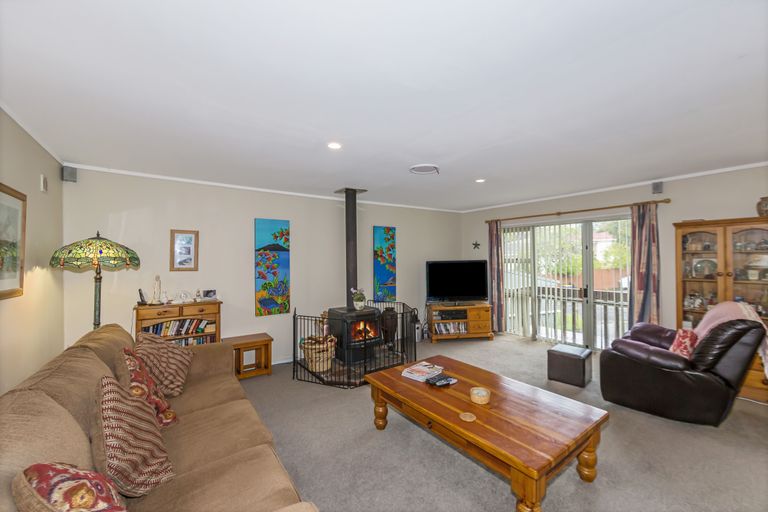 Photo of property in 24 Ellice Road, Totara Vale, Auckland, 0629