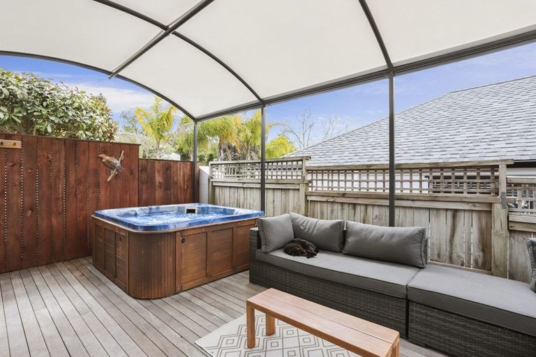 Photo of property in 46 Lagoon Way, West Harbour, Auckland, 0618