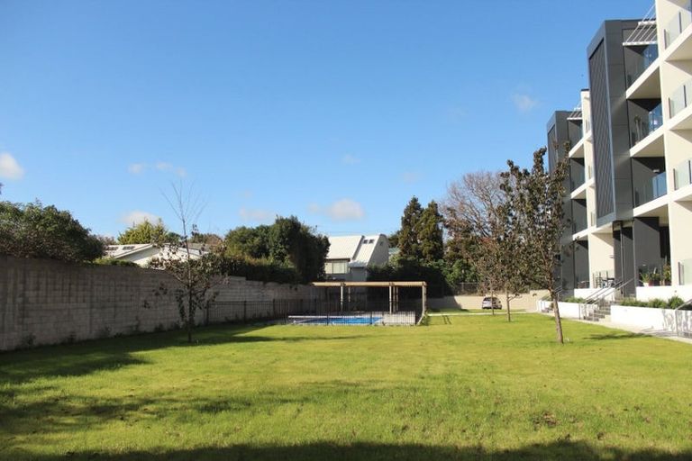Photo of property in 8 Thompson Park Road, Mount Wellington, Auckland, 1060