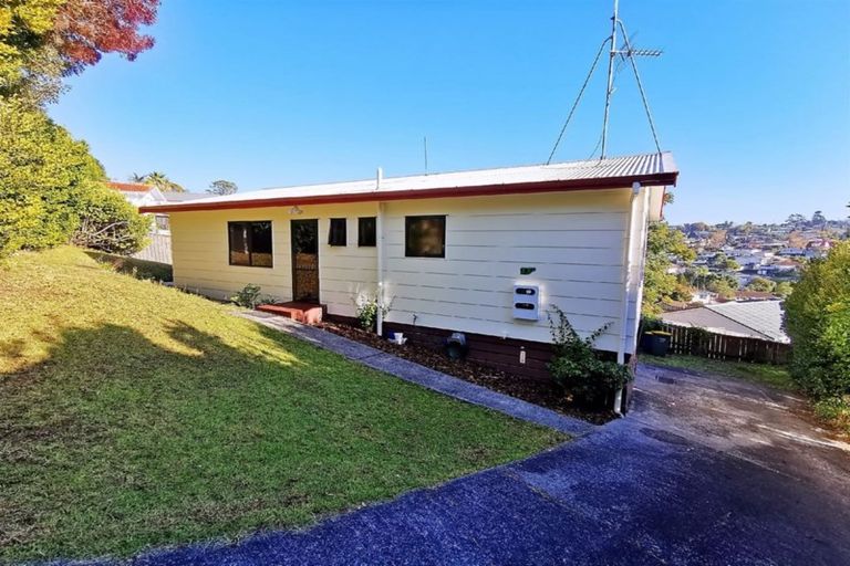 Photo of property in 2/13 Helicon Place, Totara Vale, Auckland, 0629
