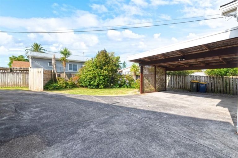 Photo of property in 1/64 Waimumu Road, Massey, Auckland, 0614