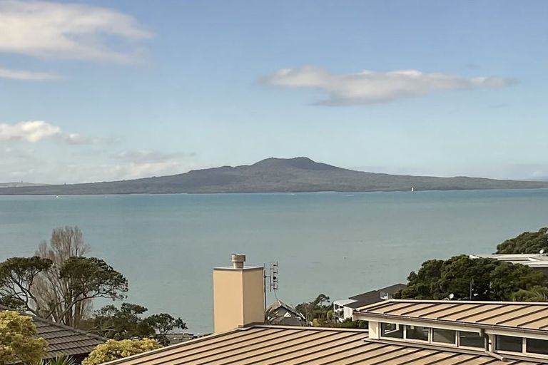 Photo of property in 15b Eastcliffe Road, Castor Bay, Auckland, 0620