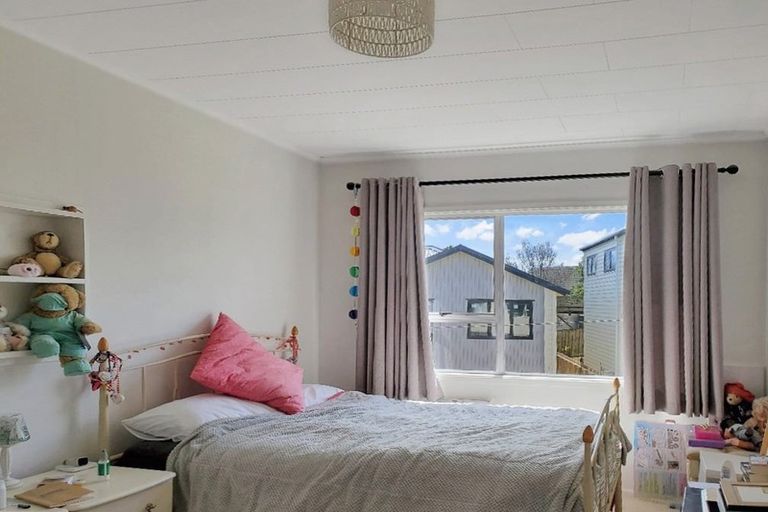 Photo of property in 1/802 East Coast Road, Oteha, Auckland, 0630