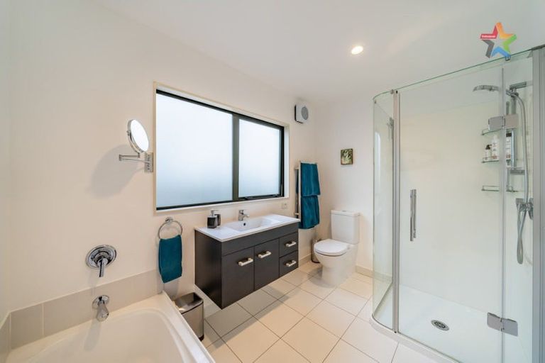 Photo of property in Vein & Skin, 38a Roxburgh Street, Mount Victoria, Wellington, 6011