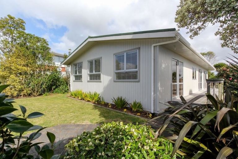 Photo of property in 12 Montana Place, Merrilands, New Plymouth, 4312