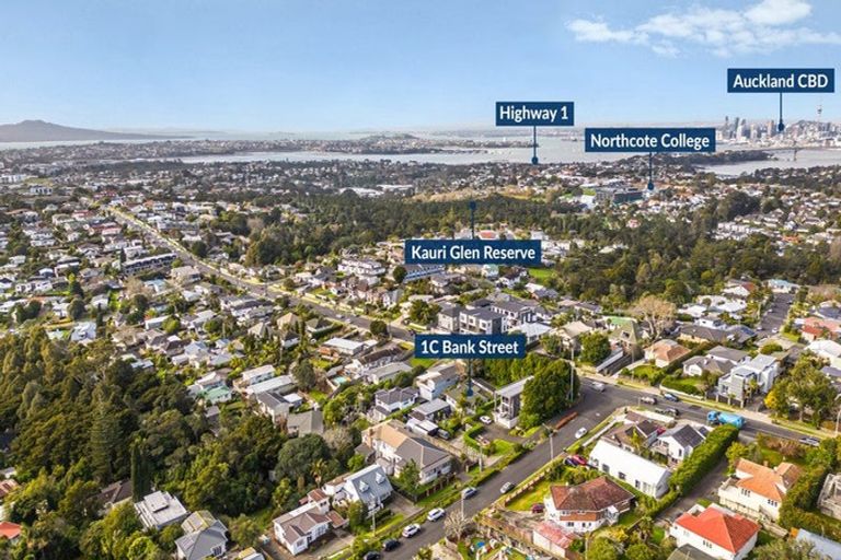 Photo of property in 2/1c Bank Street, Hillcrest, Auckland, 0627