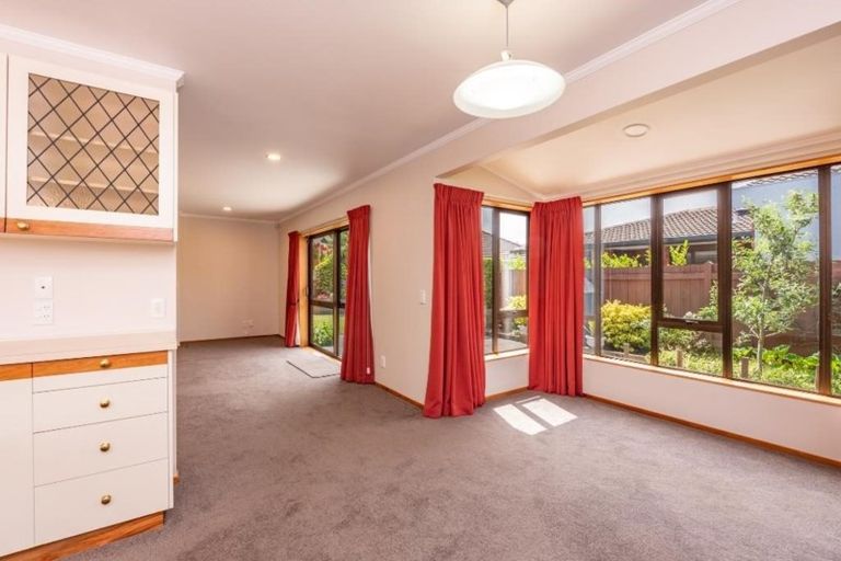 Photo of property in 2/10 Bellevue Road, Woburn, Lower Hutt, 5010