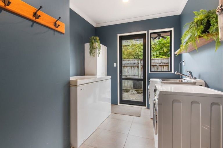 Photo of property in 63 Ruapehu Drive, Fitzherbert, Palmerston North, 4410