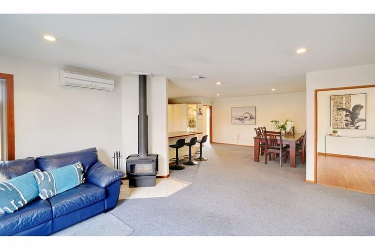 Photo of property in 12 Regency Crescent, Redwood, Christchurch, 8051