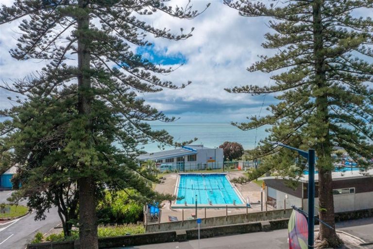Photo of property in 25 Marine Parade, Bluff Hill, Napier, 4110