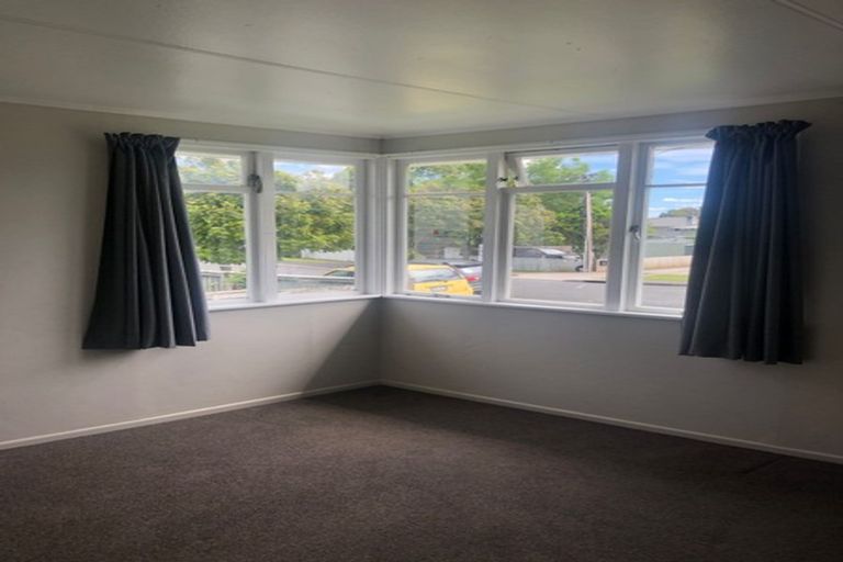 Photo of property in 6 Taipari Road, Te Atatu Peninsula, Auckland, 0610