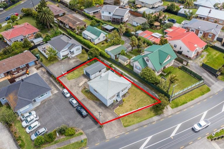 Photo of property in 22 Te Atatu Road, Te Atatu South, Auckland, 0610