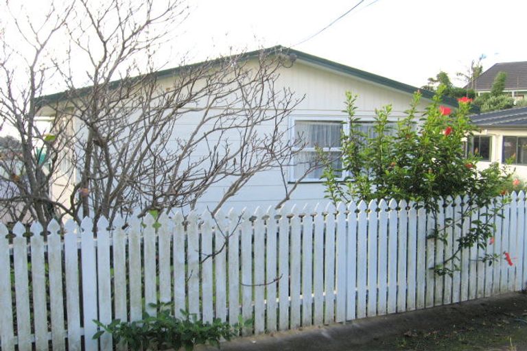 Photo of property in 214 Whangaparaoa Road, Red Beach, 0932