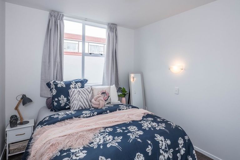 Photo of property in 1/127 Queens Drive, Lyall Bay, Wellington, 6022