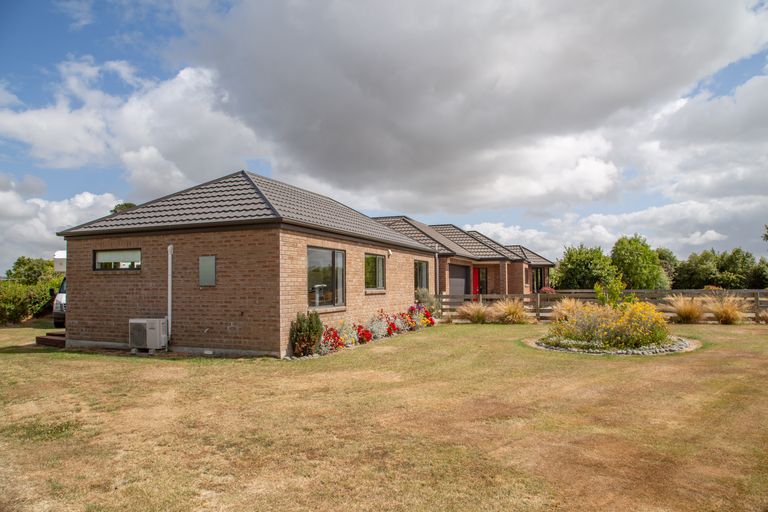 Photo of property in 16 Thorndon Close, Kirwee, Darfield, 7571