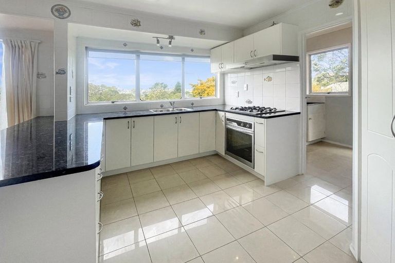 Photo of property in 18 Makepiece Place, Chatswood, Auckland, 0626
