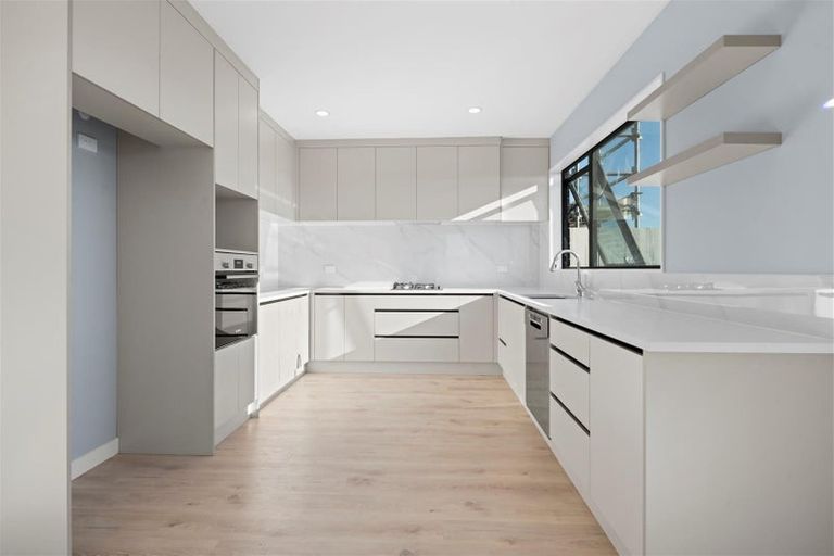 Photo of property in 8 Taipahitini Road, Rosehill, 2113