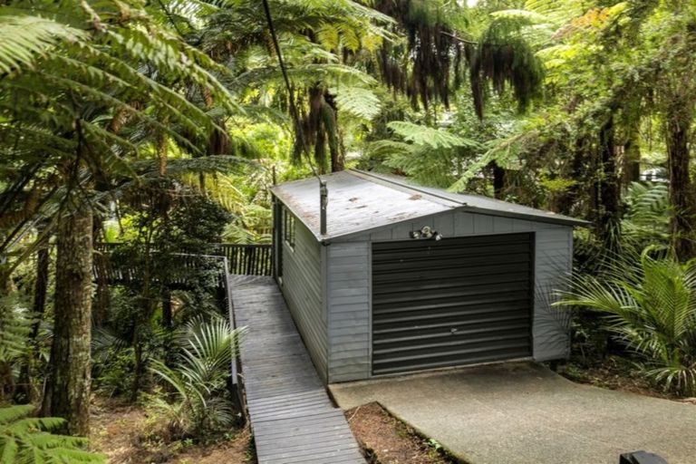 Photo of property in 16 Napuka Road, Henderson Valley, Auckland, 0612