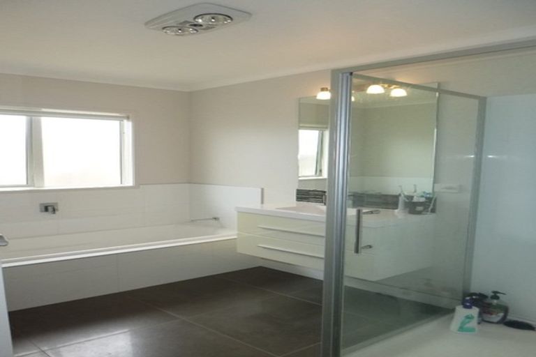 Photo of property in 2 Malbec Place, Huapai, Kumeu, 0810