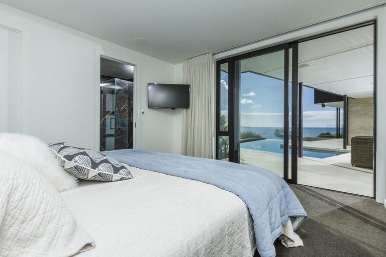 Photo of property in 31 Chelverton Terrace, Red Beach, 0932