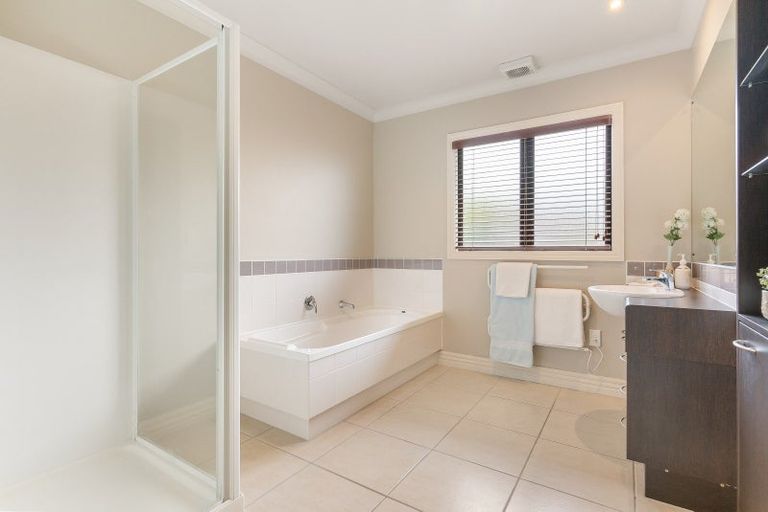 Photo of property in 11 Dunvegan Rise, East Tamaki Heights, Auckland, 2016