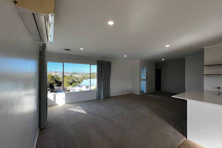 Photo of property in 2/39 Camrose Place, Glenfield, Auckland, 0629