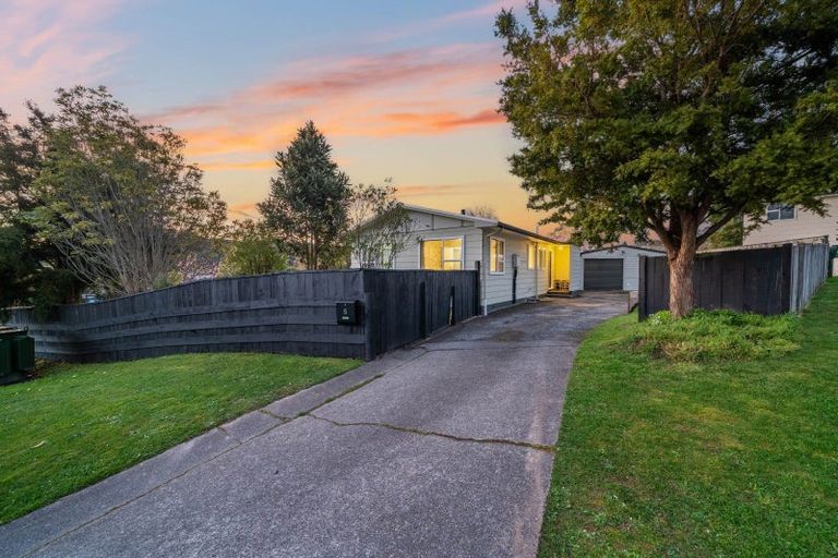 Photo of property in 5 Edelweiss Grove, Timberlea, Upper Hutt, 5018