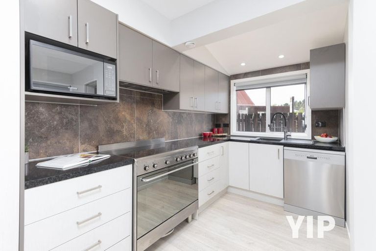 Photo of property in 2/25 Kingsbridge Place, Newlands, Wellington, 6037