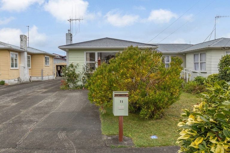 Photo of property in 11 Karaka Crescent, Levin, 5510