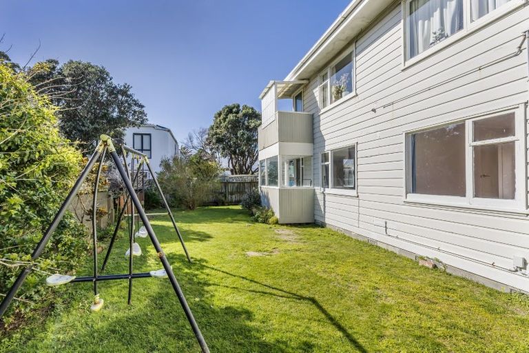 Photo of property in 3/139 Queens Drive, Lyall Bay, Wellington, 6022