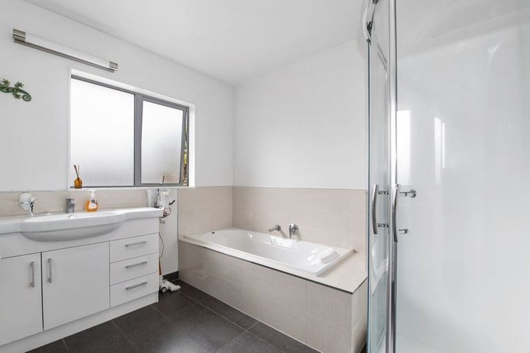 Photo of property in 32e Robinson Avenue, Holdens Bay, Rotorua, 3010