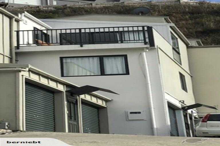 Photo of property in 2/19 Onslow Road, Khandallah, Wellington, 6035