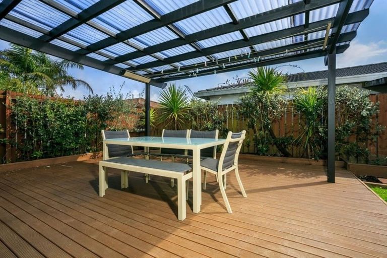 Photo of property in 2/1 Caribbean Drive, Unsworth Heights, Auckland, 0632