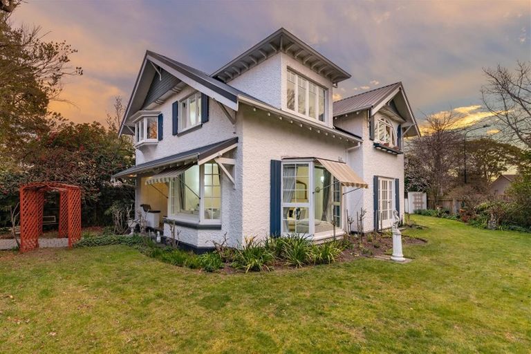 Photo of property in 24 Snowdon Road, Fendalton, Christchurch, 8052