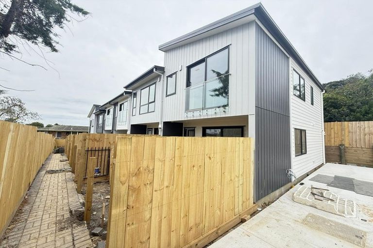 Photo of property in 4/43 Savoy Road, Glen Eden, Auckland, 0602