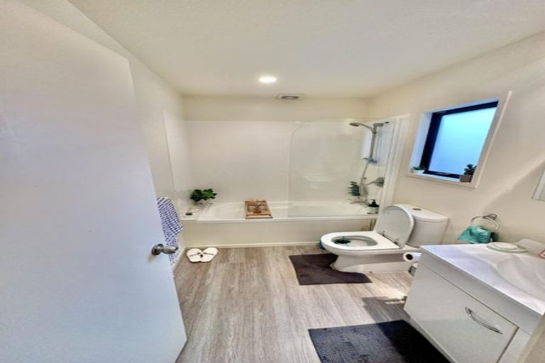 Photo of property in 75a Dress Circle, Newlands, Wellington, 6037