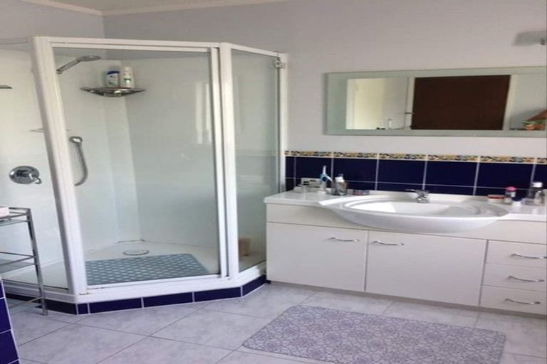 Photo of property in 2/22 Mariposa Crescent, Birkenhead, Auckland, 0626