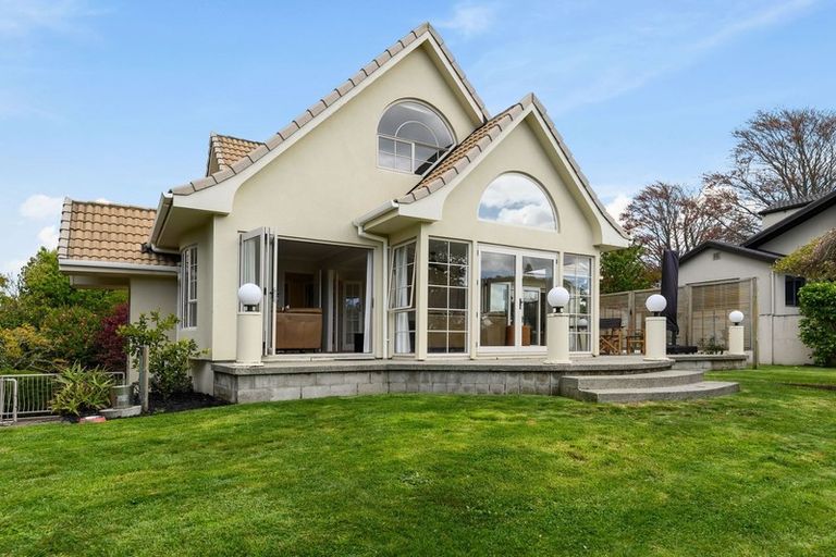 Photo of property in 6 Tupara Crescent, Kawaha Point, Rotorua, 3010