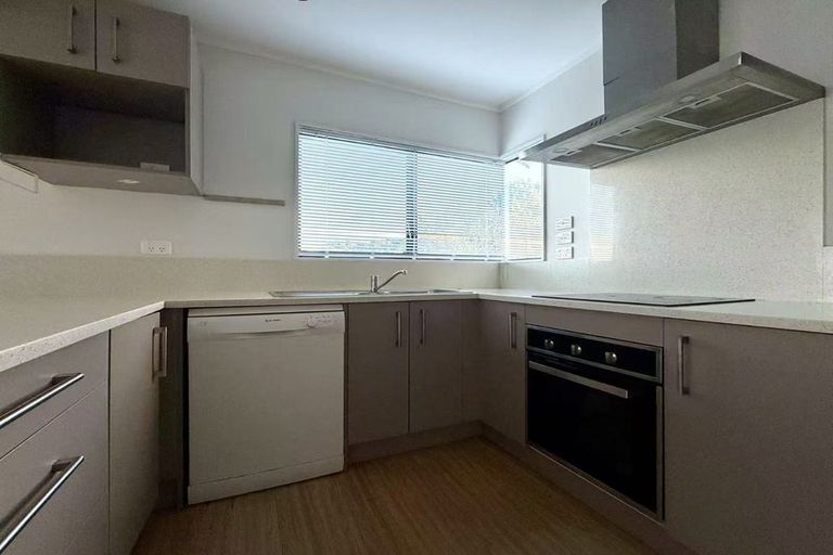 Photo of property in 33 Lagoon Way, West Harbour, Auckland, 0618