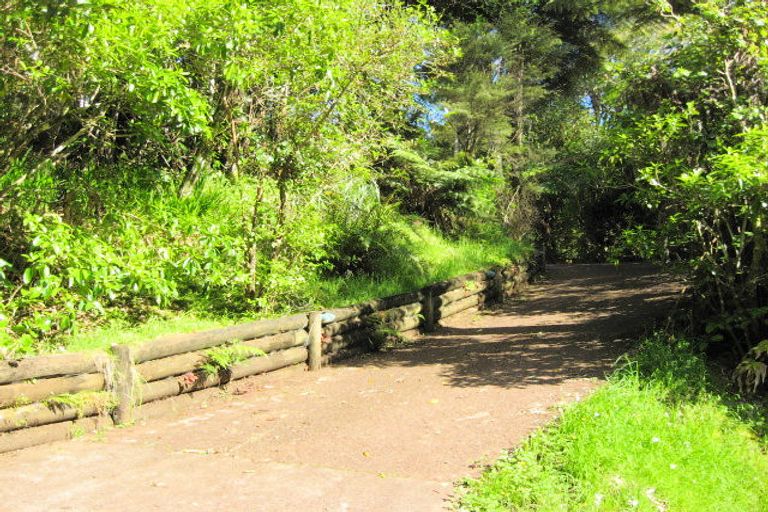 Photo of property in 4 Tui Crescent, Waiatarua, Auckland, 0604