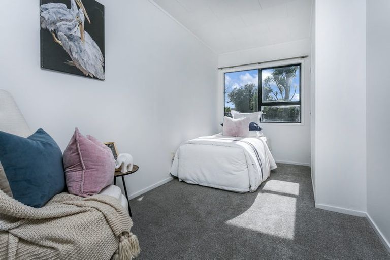 Photo of property in 11 Cabello Place, Unsworth Heights, Auckland, 0632