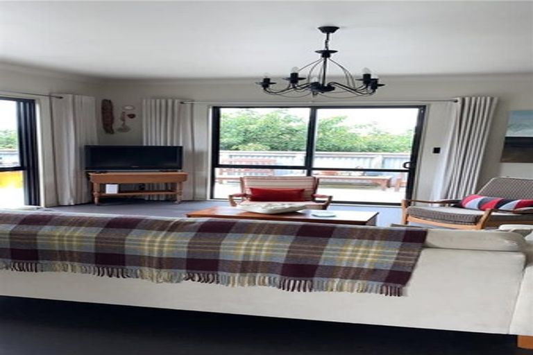 Photo of property in 27 Hicks Crescent, Waikanae Beach, Waikanae, 5036